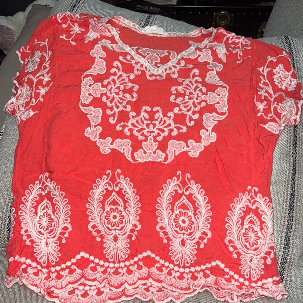 Solitaire size L  Coral color with white embroider detail/design top